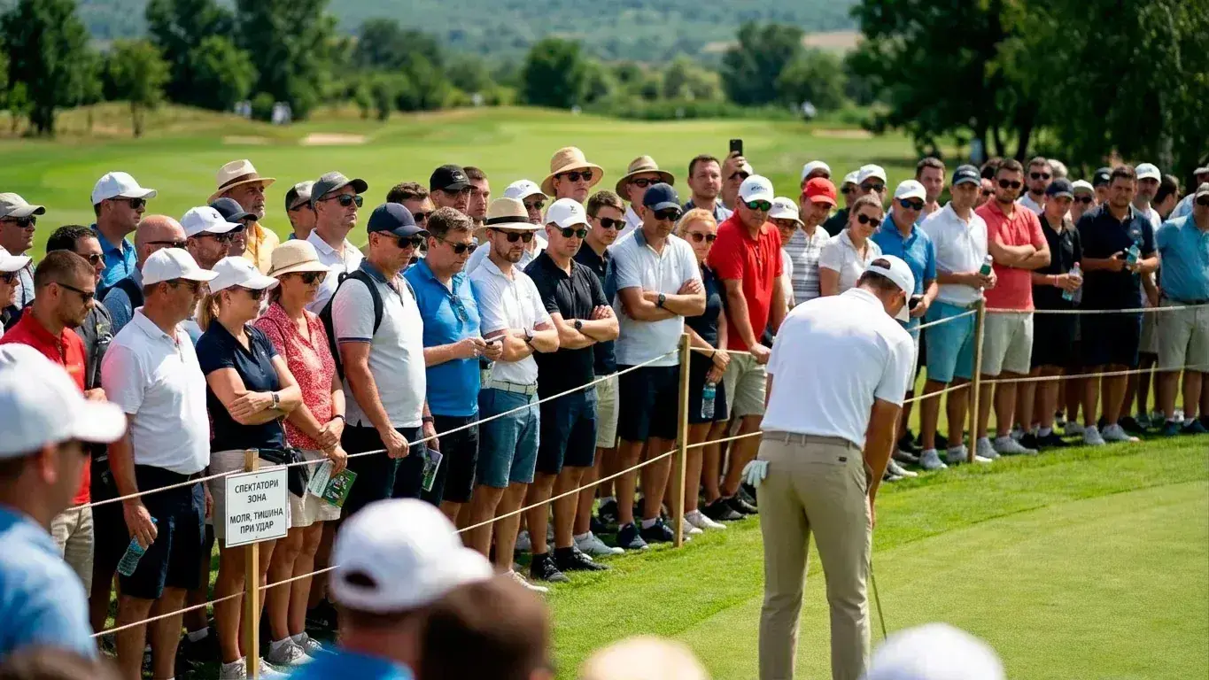 Зрители следят голф турнир от PGA Tour около грийна
